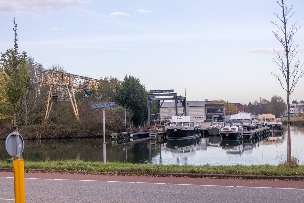 Leden van Mobiele Eenheid verwijderen krakers uit kraakpand