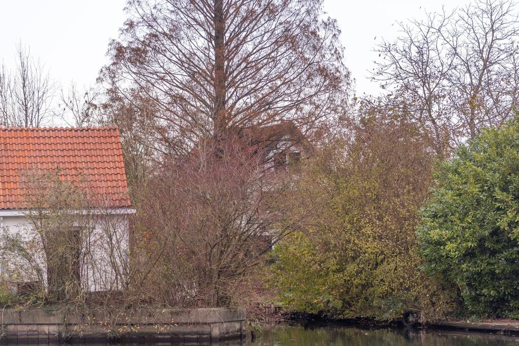 Leden van Mobiele Eenheid verwijderen krakers uit kraakpand