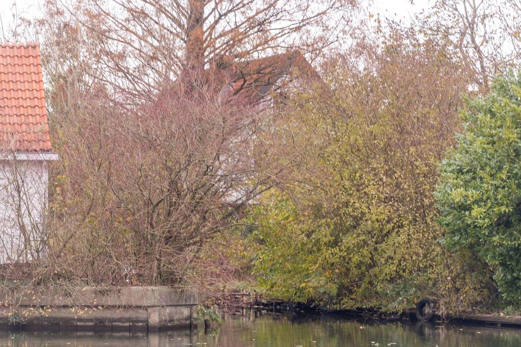 Leden van Mobiele Eenheid verwijderen krakers uit kraakpand