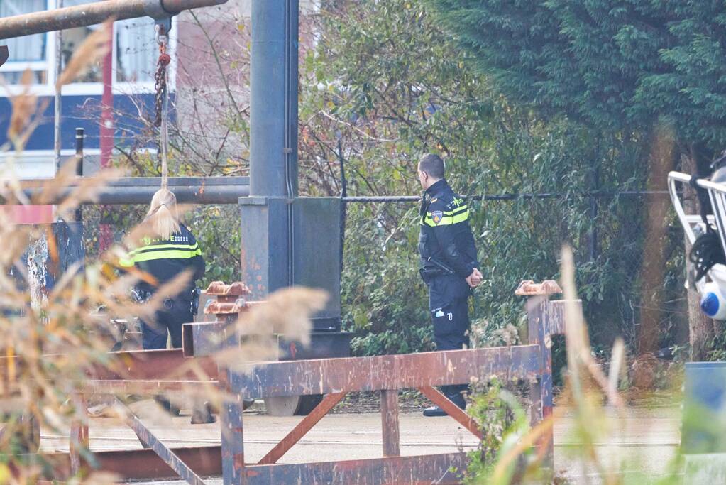 Leden van Mobiele Eenheid verwijderen krakers uit kraakpand