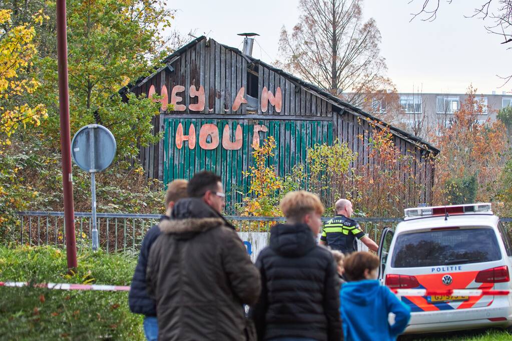 Leden van Mobiele Eenheid verwijderen krakers uit kraakpand