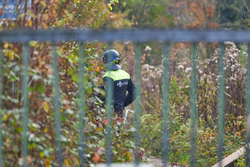 Leden van Mobiele Eenheid verwijderen krakers uit kraakpand