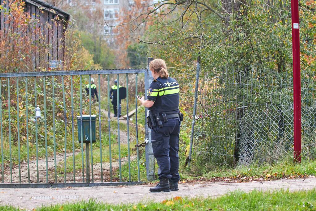 Leden van Mobiele Eenheid verwijderen krakers uit kraakpand