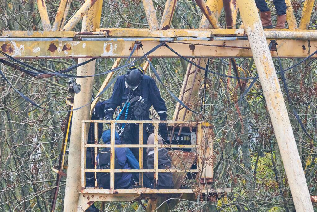 Leden van Mobiele Eenheid verwijderen krakers uit kraakpand
