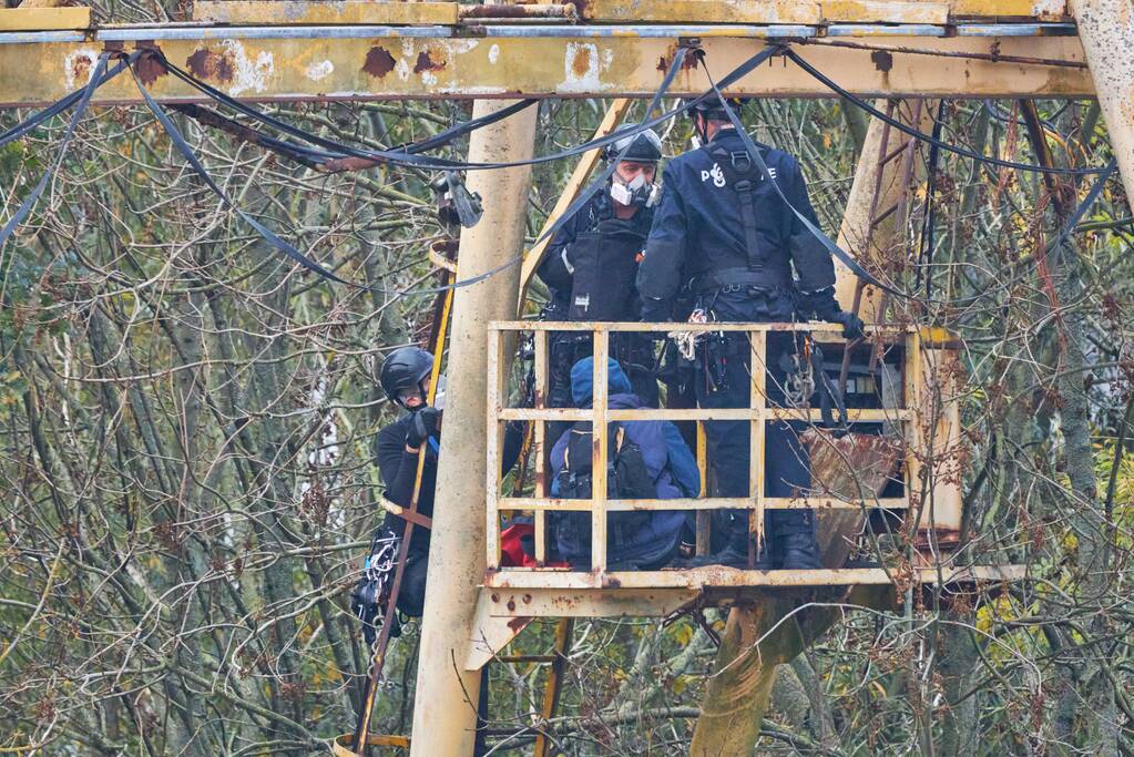 Leden van Mobiele Eenheid verwijderen krakers uit kraakpand