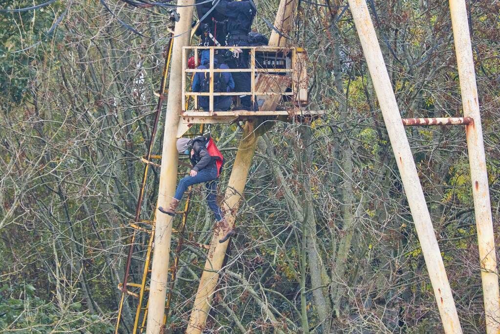 Leden van Mobiele Eenheid verwijderen krakers uit kraakpand
