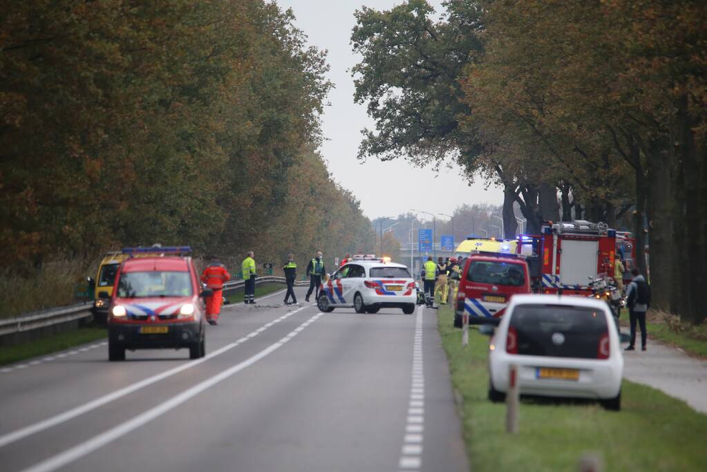 Frontale botsing tussen bestelbus van ANWB en personenauto