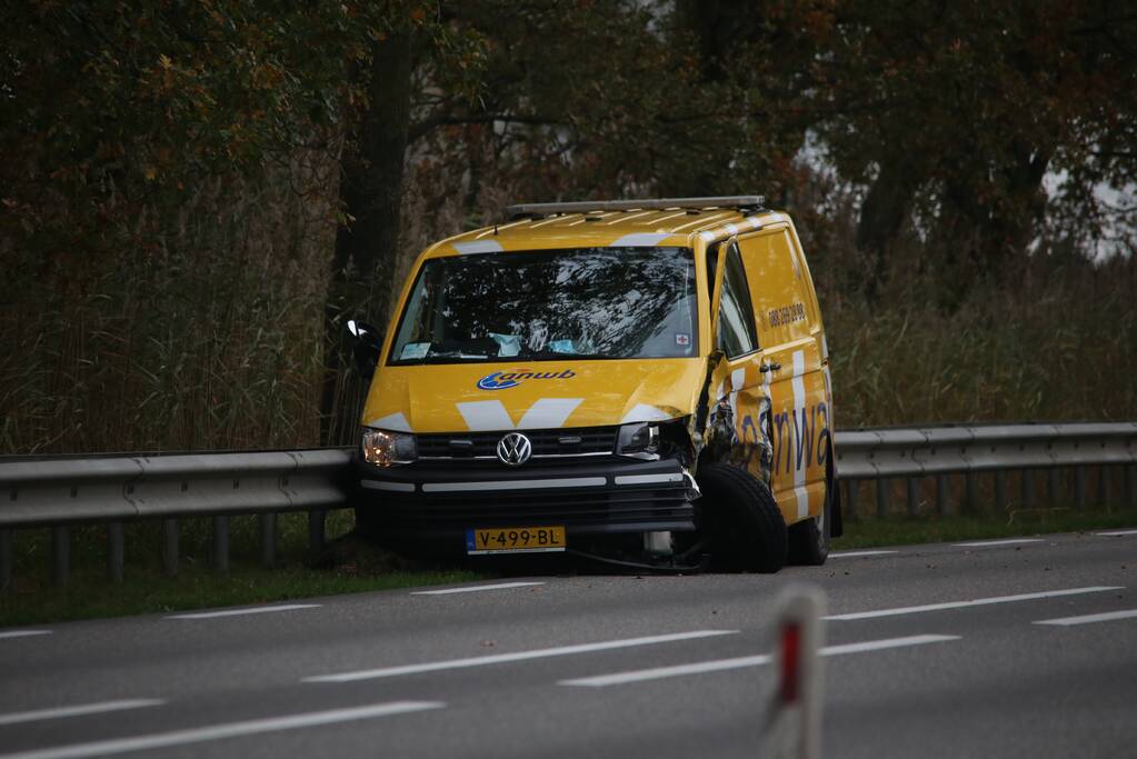 Frontale botsing tussen bestelbus van ANWB en personenauto