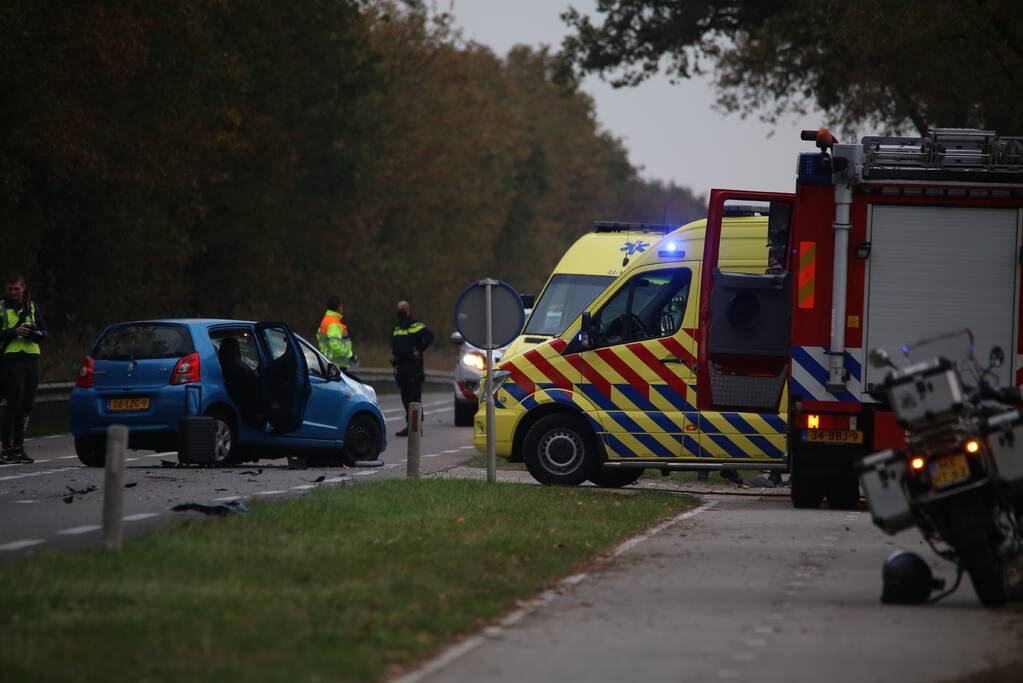 Frontale botsing tussen bestelbus van ANWB en personenauto