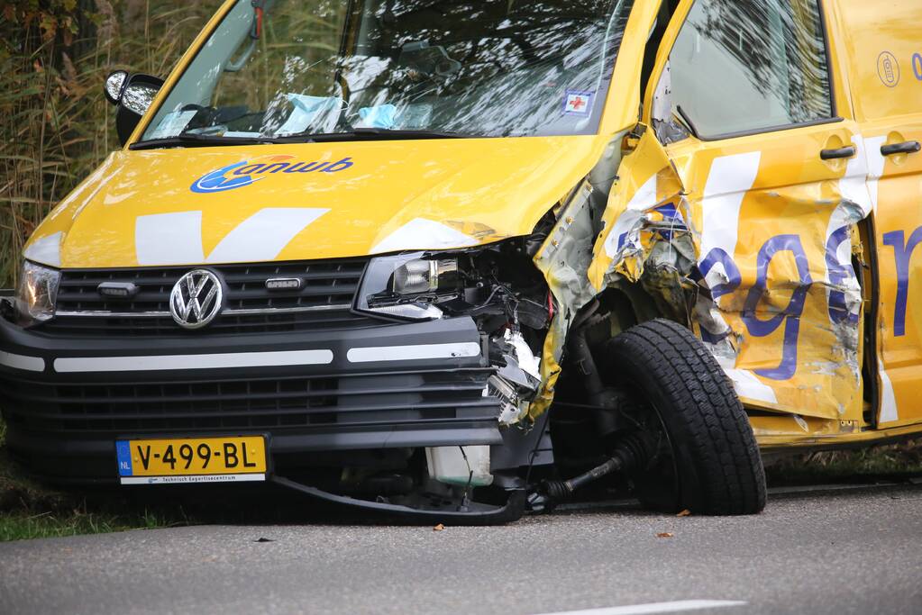 Frontale botsing tussen bestelbus van ANWB en personenauto