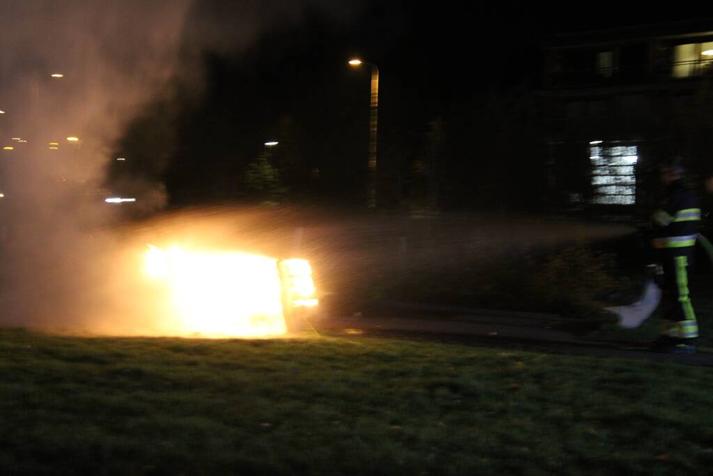 Brandweer blust brandende bank