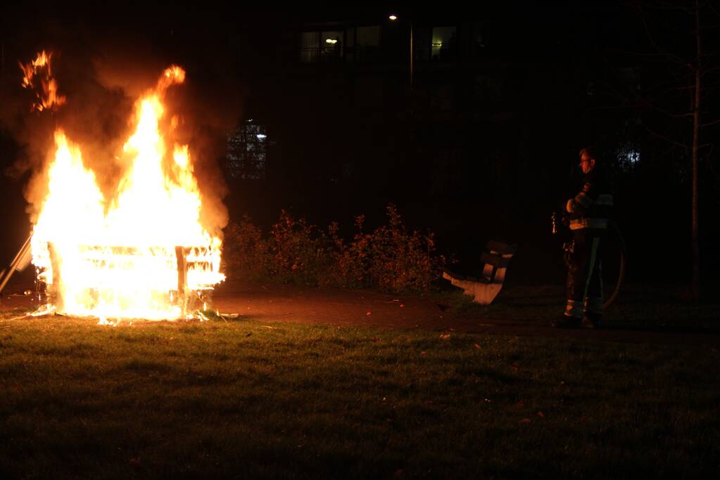 Brandweer blust brandende bank