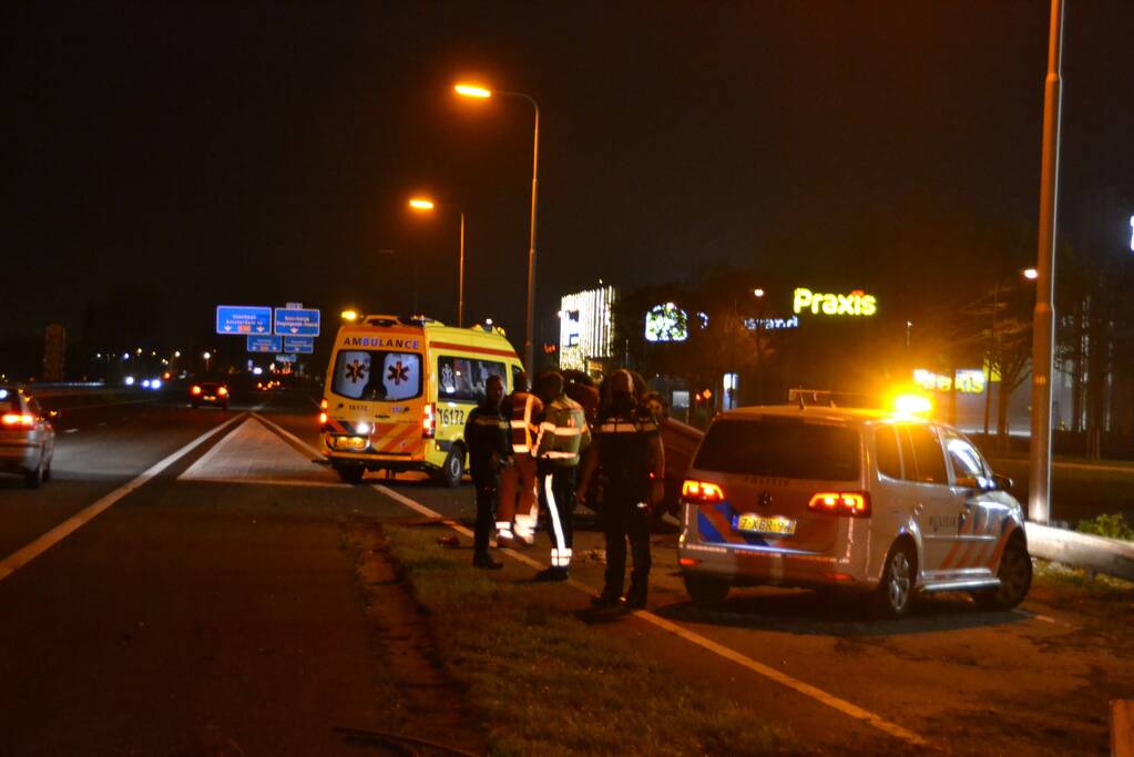 Auto vliegt met hoge snelheid over de kop