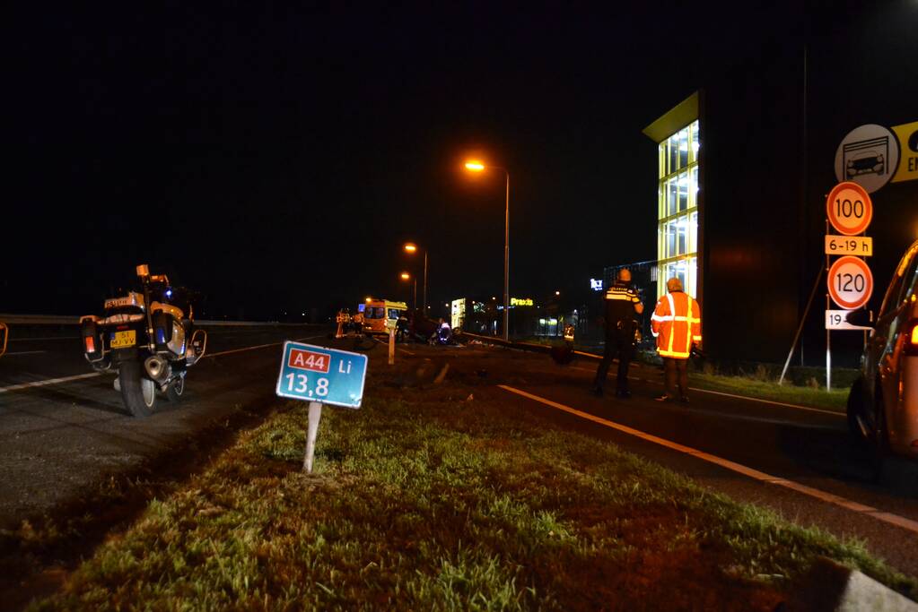 Auto vliegt met hoge snelheid over de kop