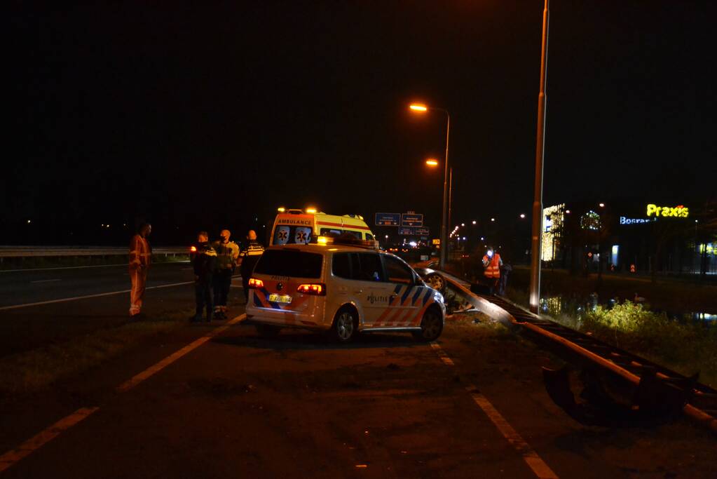 Auto vliegt met hoge snelheid over de kop