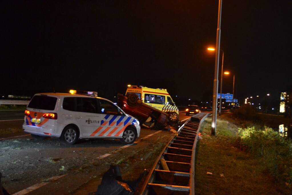Auto vliegt met hoge snelheid over de kop
