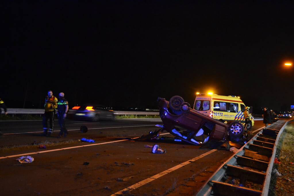 Auto vliegt met hoge snelheid over de kop