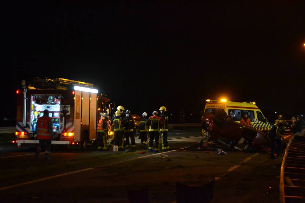 Auto vliegt met hoge snelheid over de kop