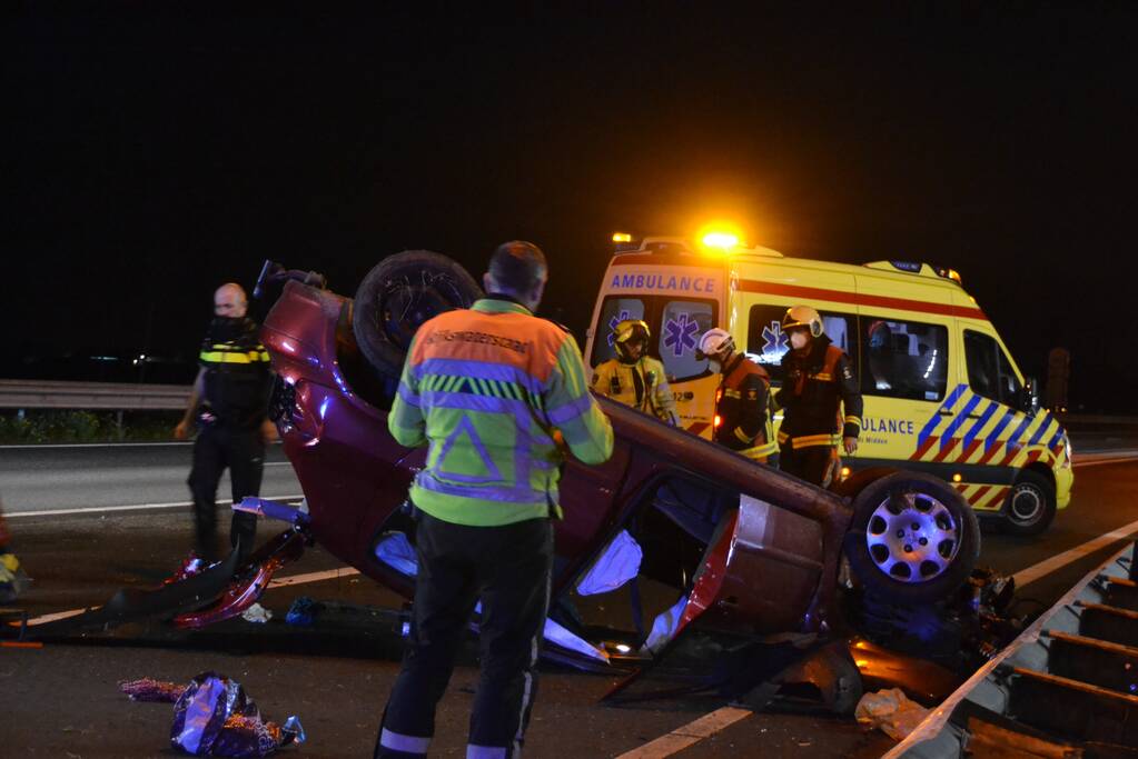 Auto vliegt met hoge snelheid over de kop