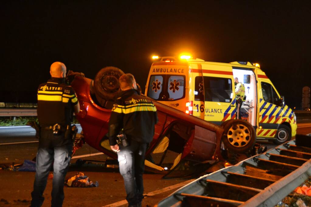 Auto vliegt met hoge snelheid over de kop
