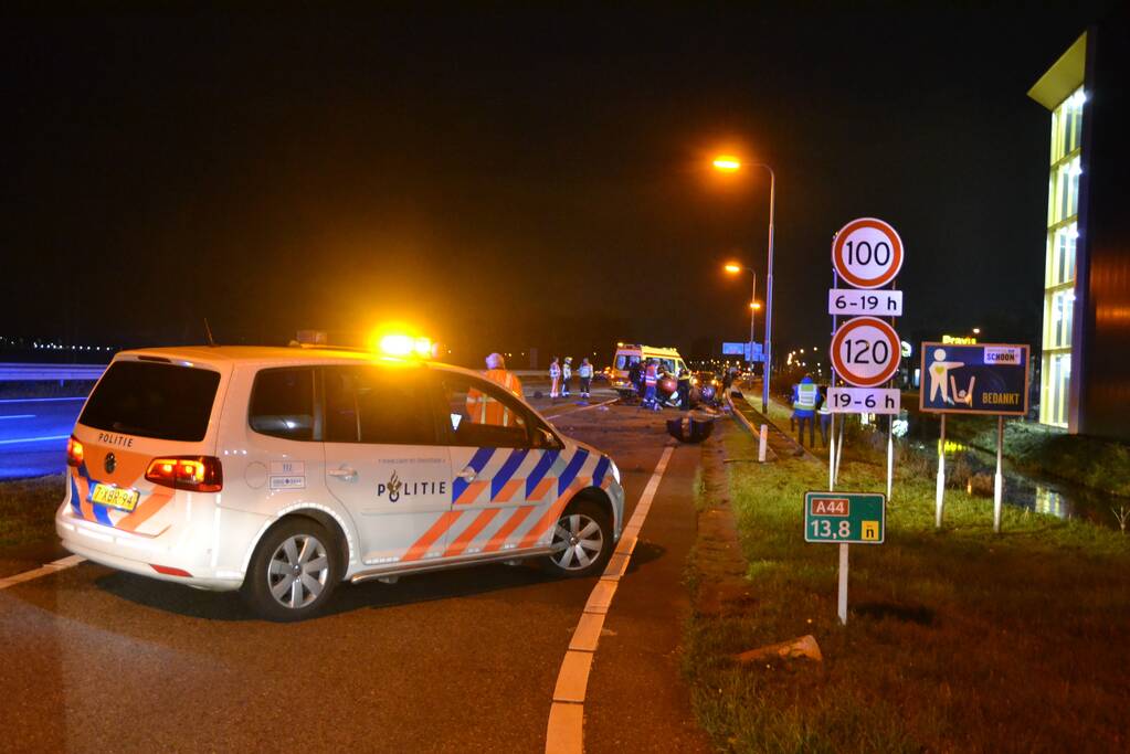 Auto vliegt met hoge snelheid over de kop