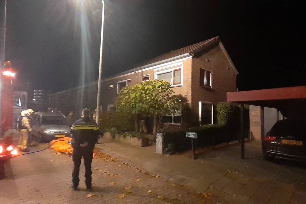 Brandweer blust brand in woning