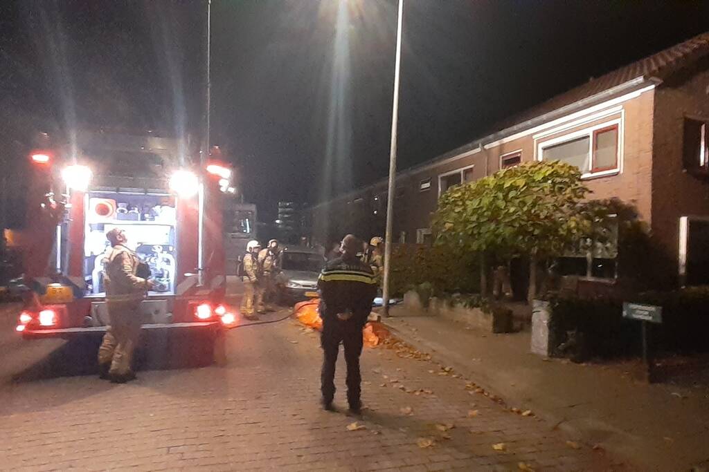 Brandweer blust brand in woning