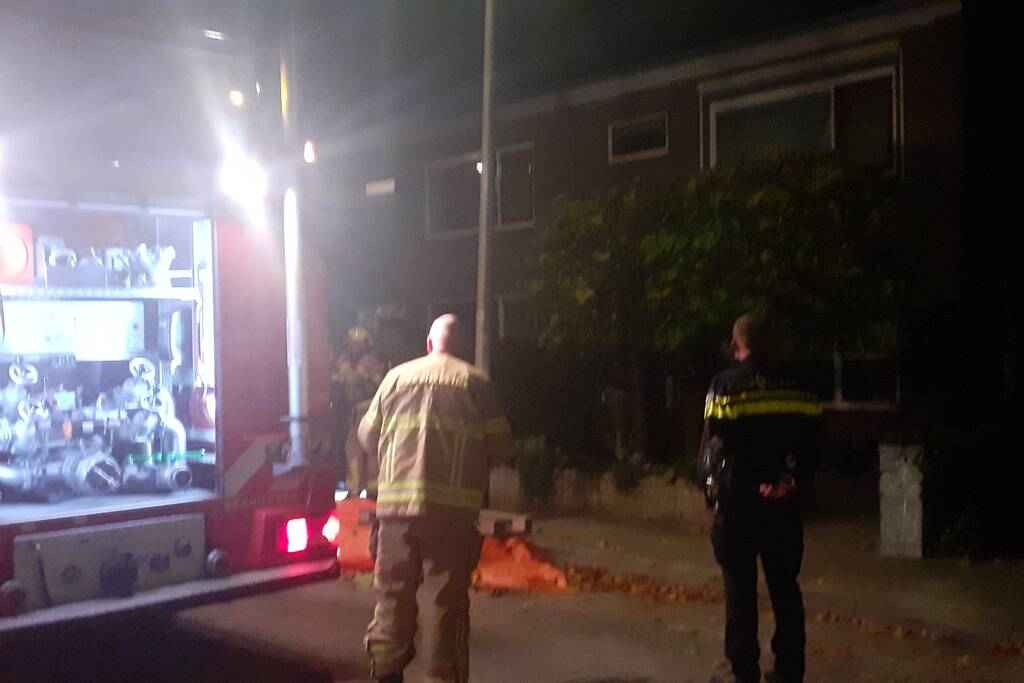 Brandweer blust brand in woning