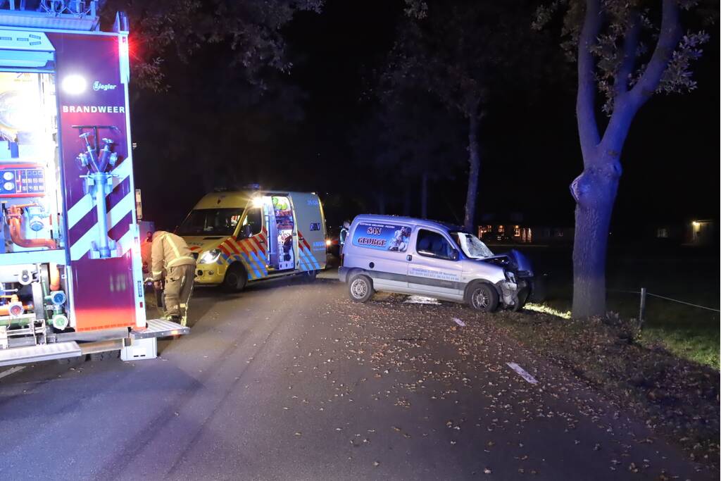 Persoon zwaargewond na botsing tegen boom