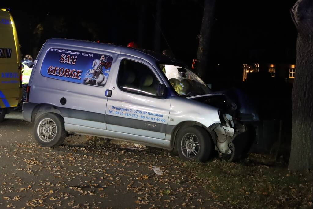 Persoon zwaargewond na botsing tegen boom