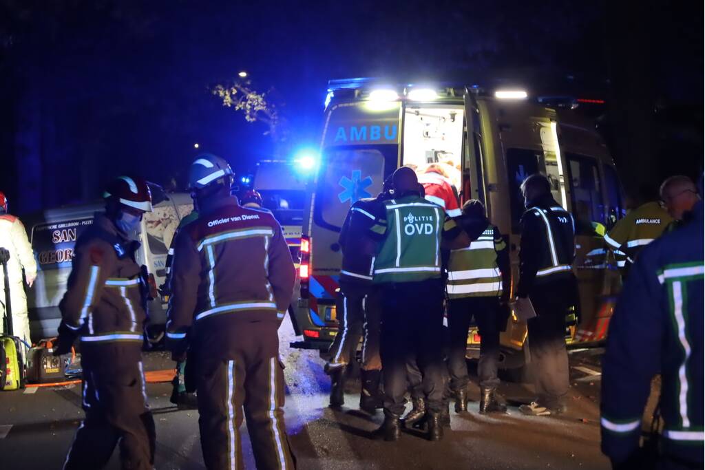 Persoon zwaargewond na botsing tegen boom