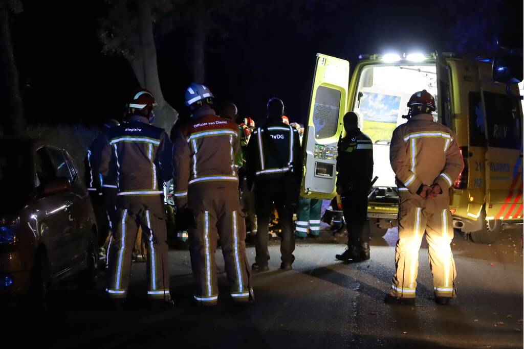 Persoon zwaargewond na botsing tegen boom