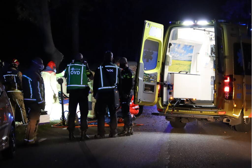 Persoon zwaargewond na botsing tegen boom