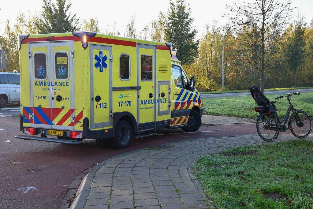 Fietsster gewond bij aanrijding op rotonde