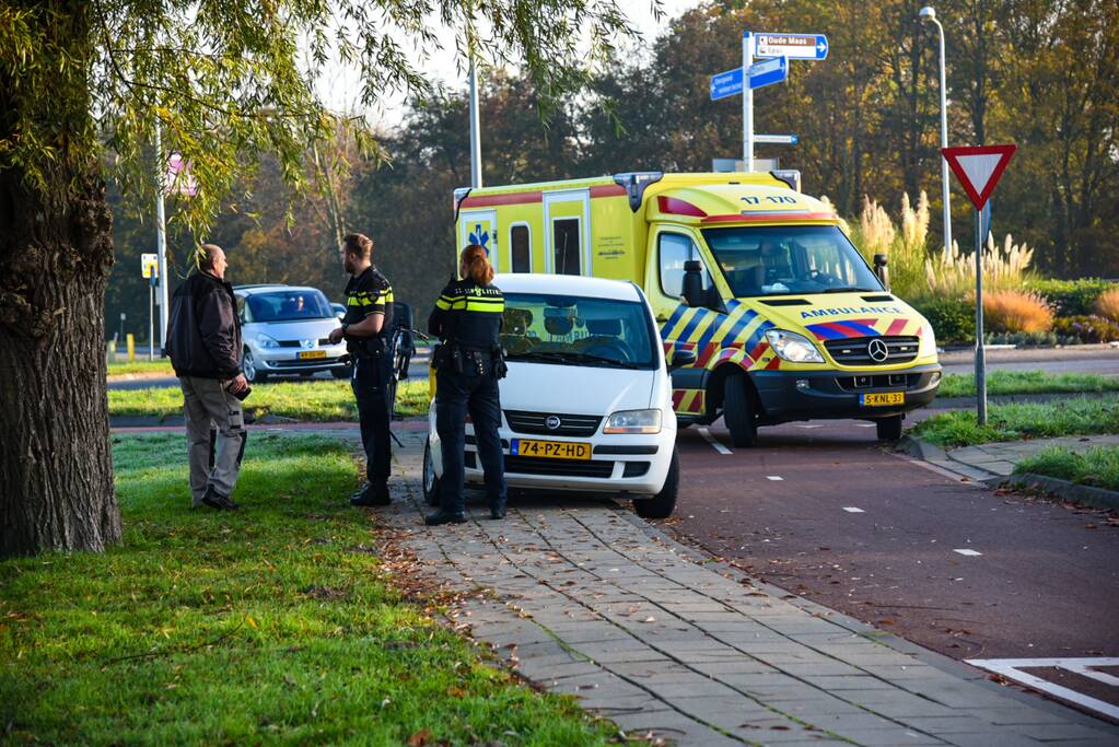 Fietsster gewond bij aanrijding op rotonde