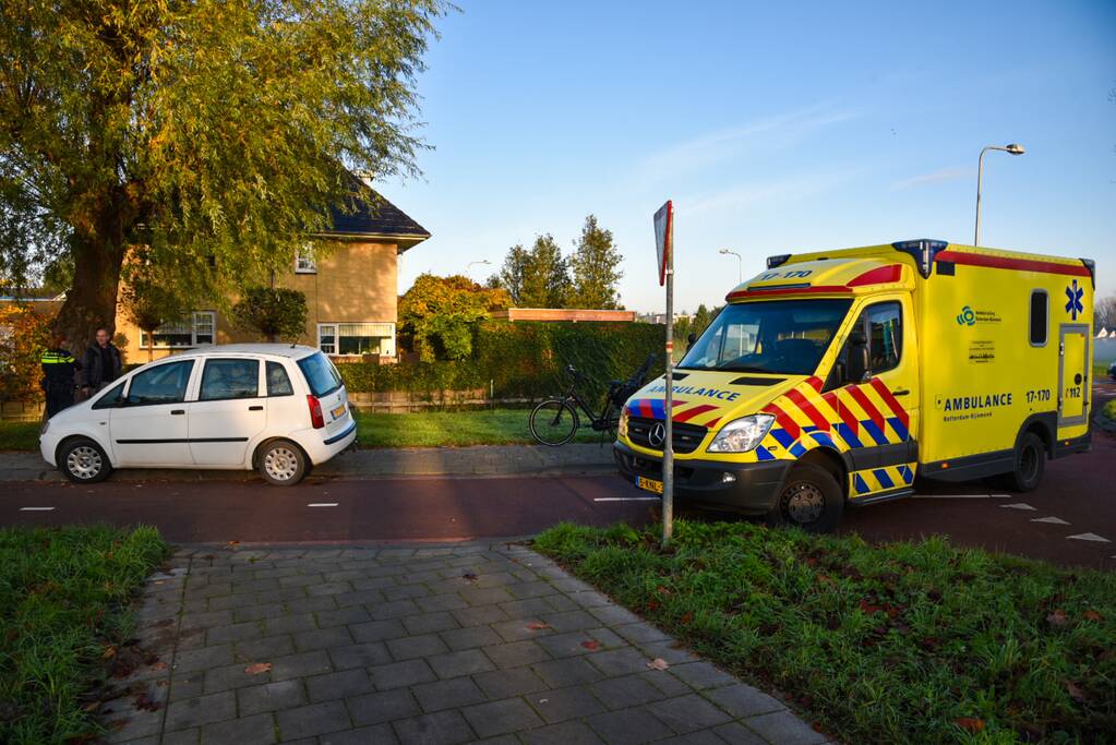 Fietsster gewond bij aanrijding op rotonde