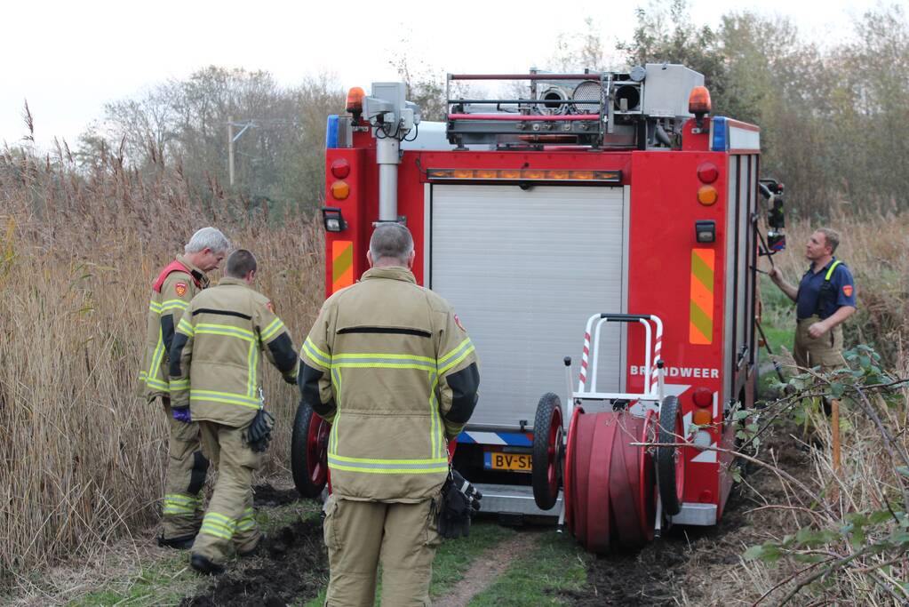 Brandweerwagen rijdt zich vast in modder in natuurgebied