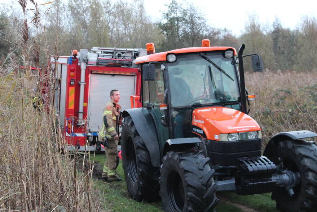 Brandweerwagen rijdt zich vast in modder in natuurgebied