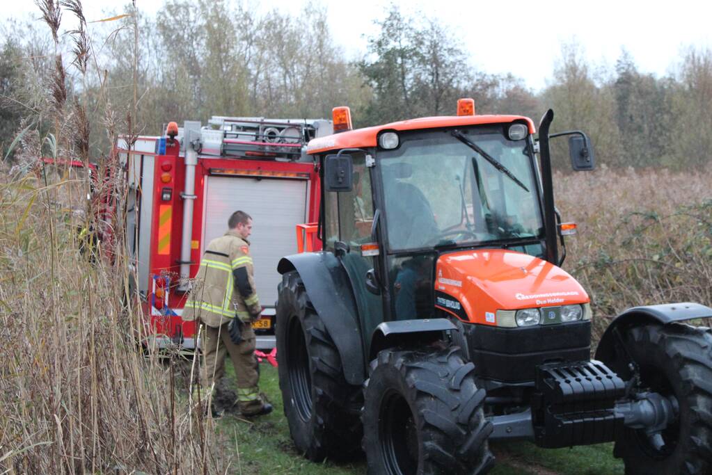 Brandweerwagen rijdt zich vast in modder in natuurgebied