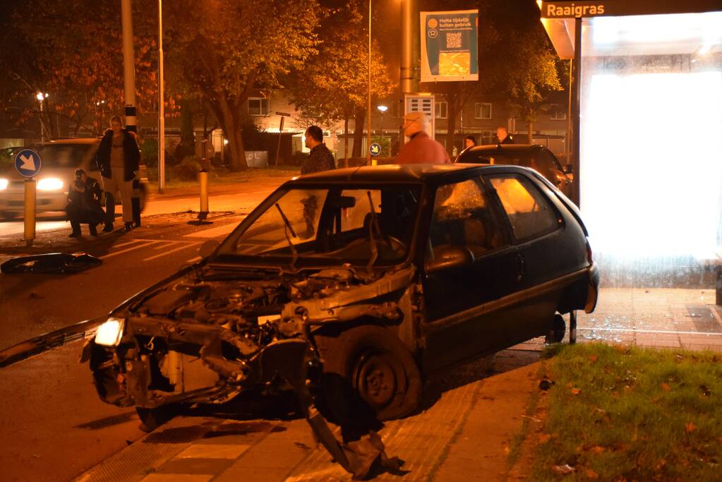Auto vliegt uit de bocht en raakt lantaarnpaal