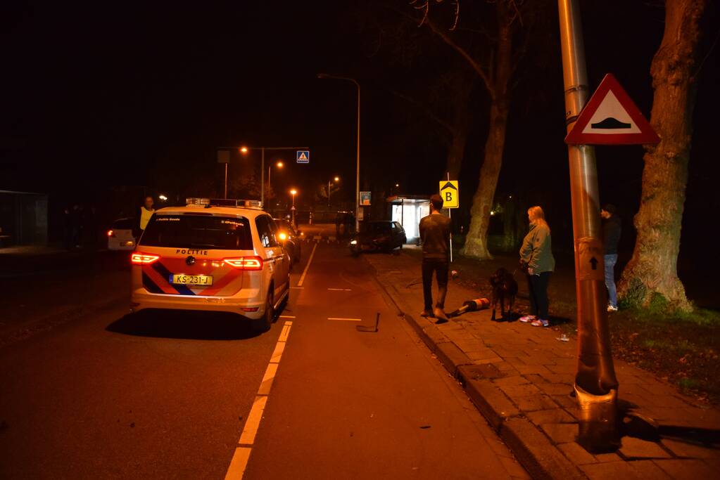 Auto vliegt uit de bocht en raakt lantaarnpaal