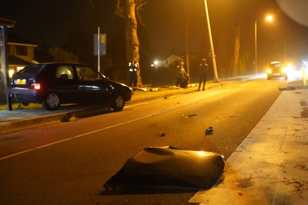 Auto vliegt uit de bocht en raakt lantaarnpaal