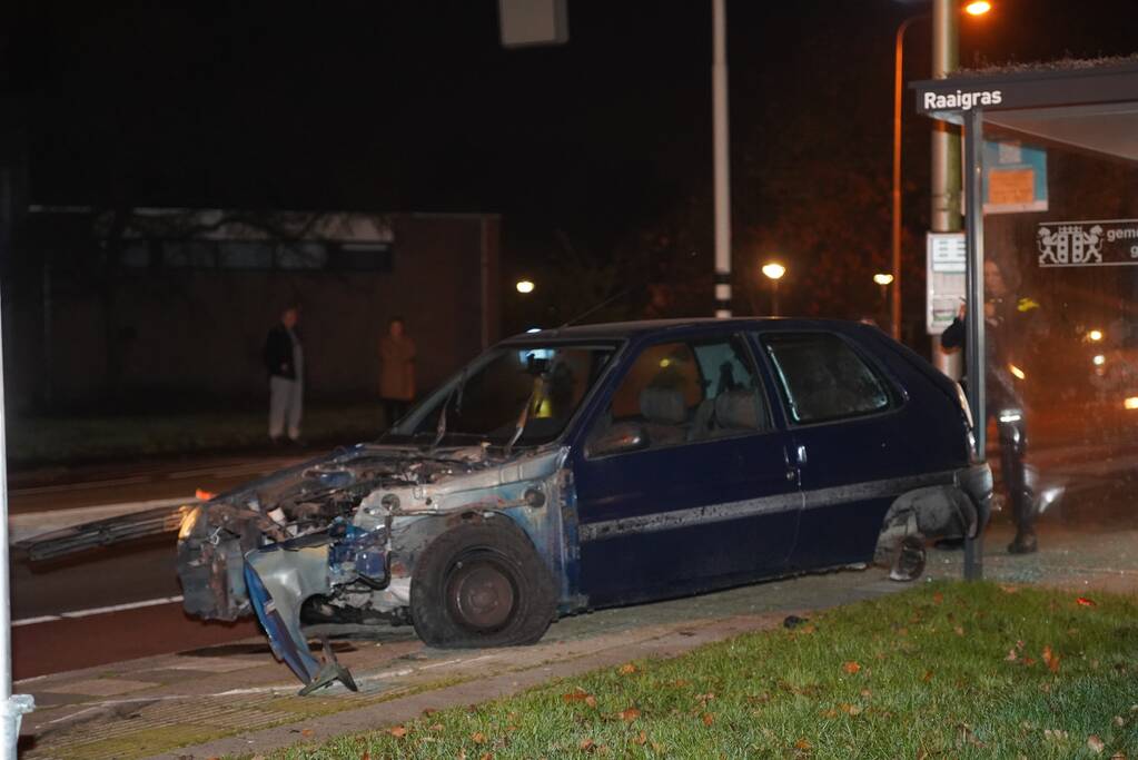 Auto vliegt uit de bocht en raakt lantaarnpaal