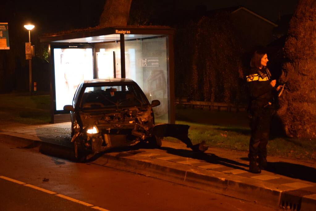 Auto vliegt uit de bocht en raakt lantaarnpaal