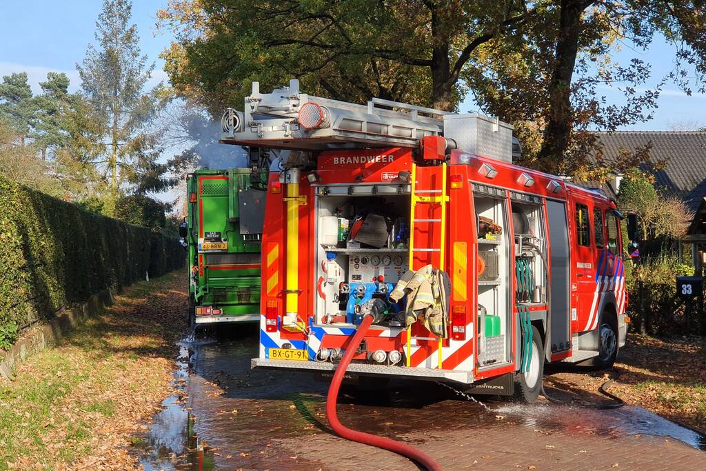 Brandweer blust brand in vuilniswagen
