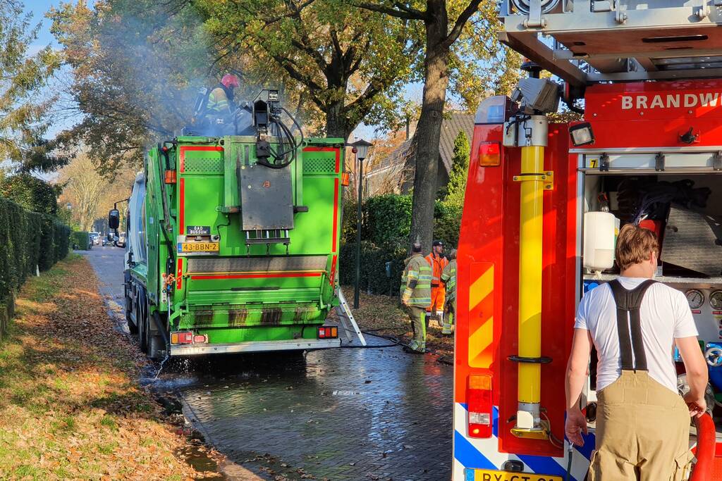 Brandweer blust brand in vuilniswagen