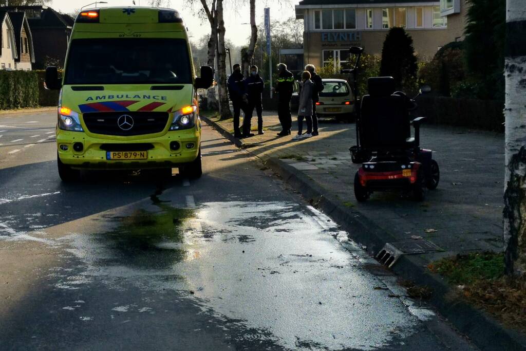 Botsing tussen scootmobiel en personenauto