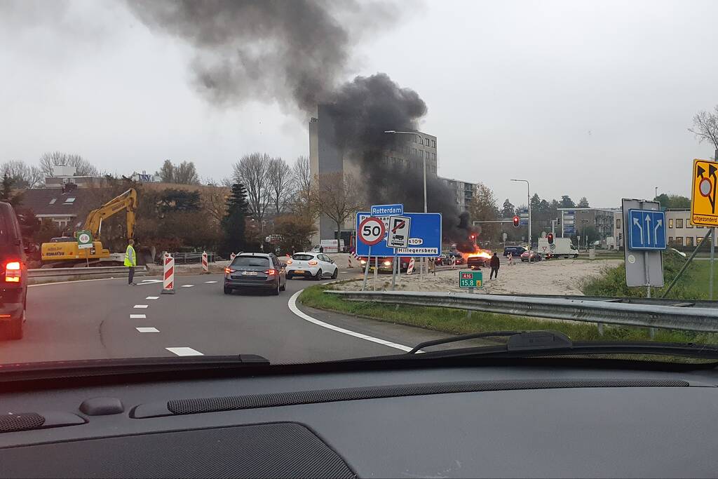 Personenauto brand af op afrit