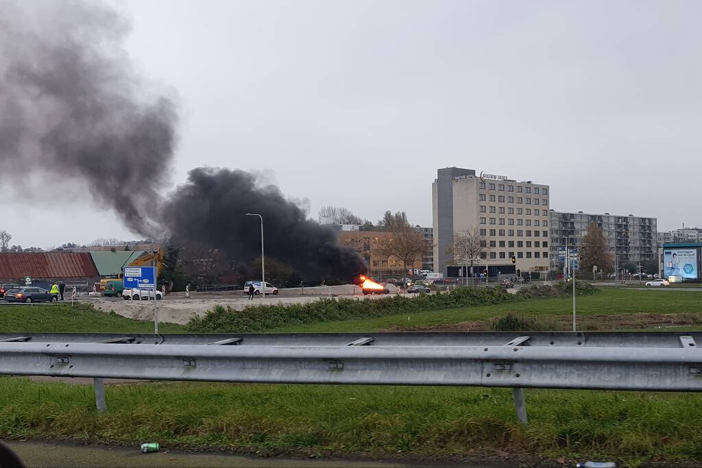 Personenauto brand af op afrit