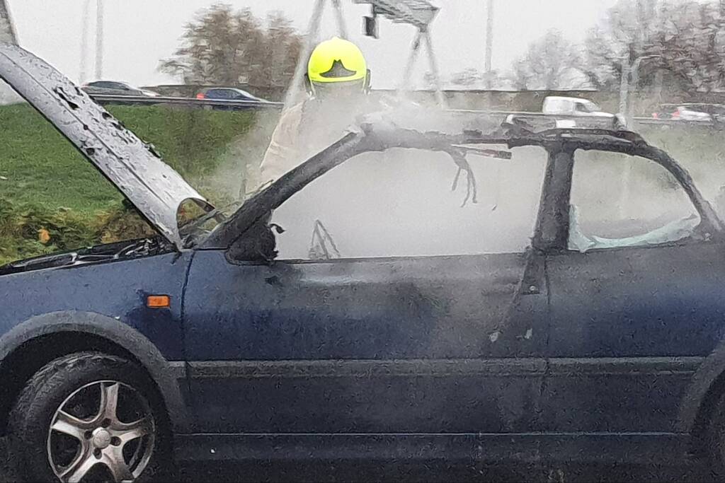 Personenauto brand af op afrit